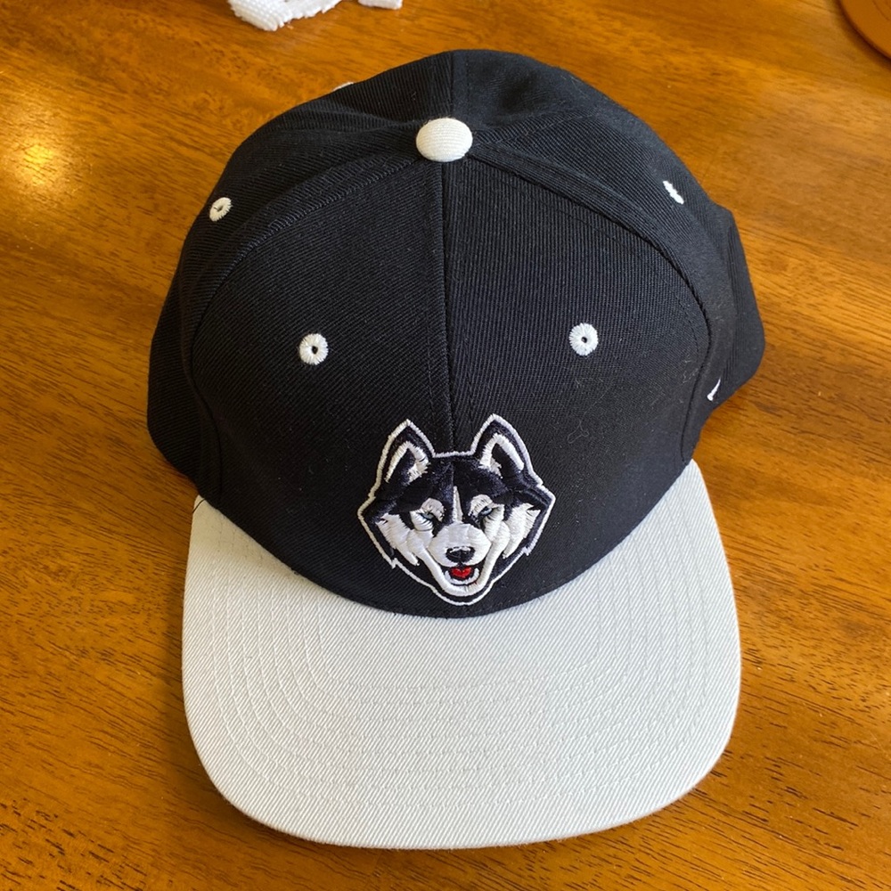 Mens authentic zephyr university of Connecticut huskies cap